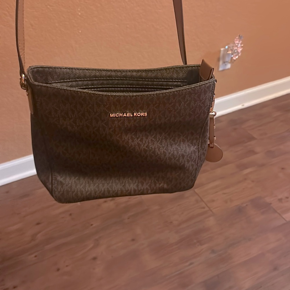 Michael kors cross body like new